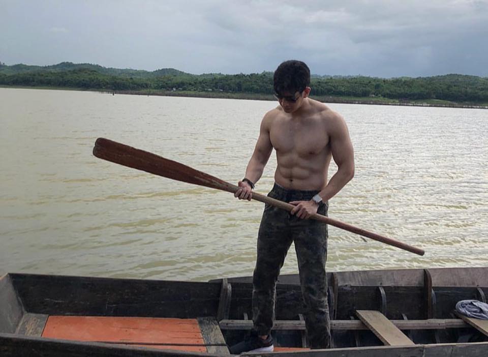 ผู้ชายพายเรือ