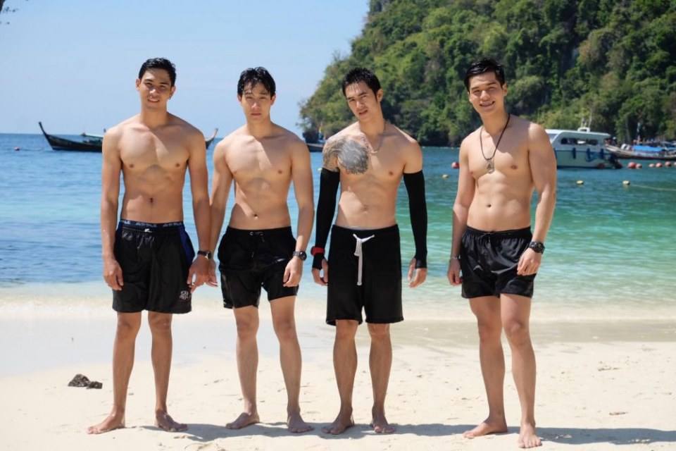เขามาสี่คน