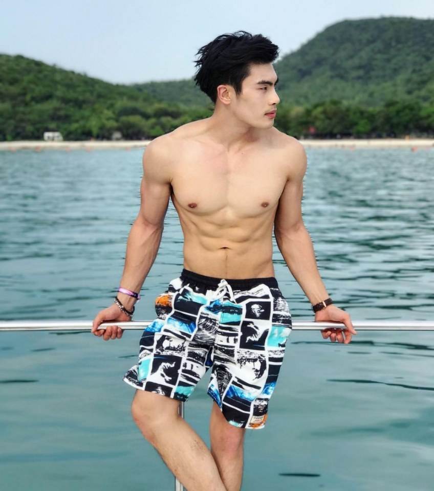 ซันนายแบบขาวรักแร้ดก