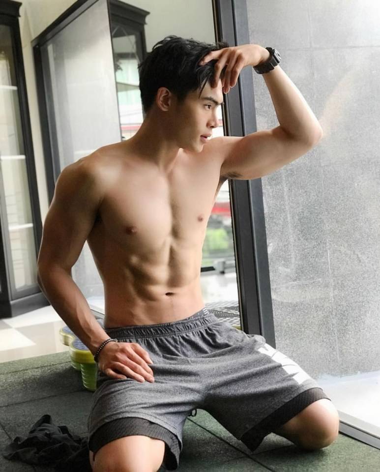 ซันนายแบบขาวรักแร้ดก