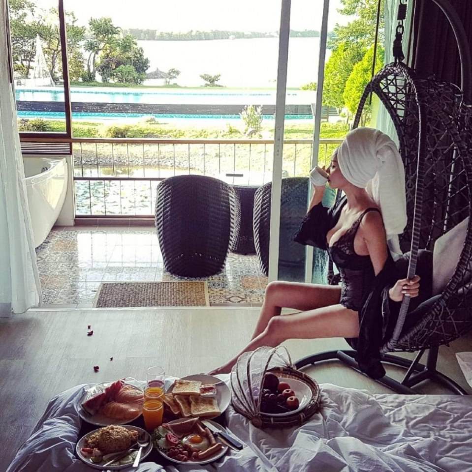 แซ่บที่สุด เปิ้ล ไอริณ ในชุดว่ายน้ำ