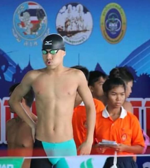 ว่ายน้ำกัน