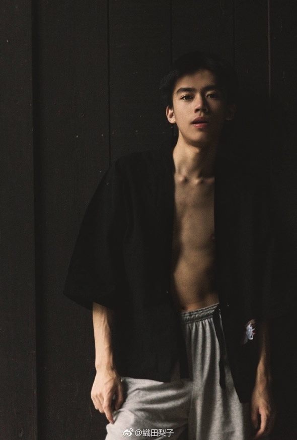 หนุ่มน้อย น่ารัก