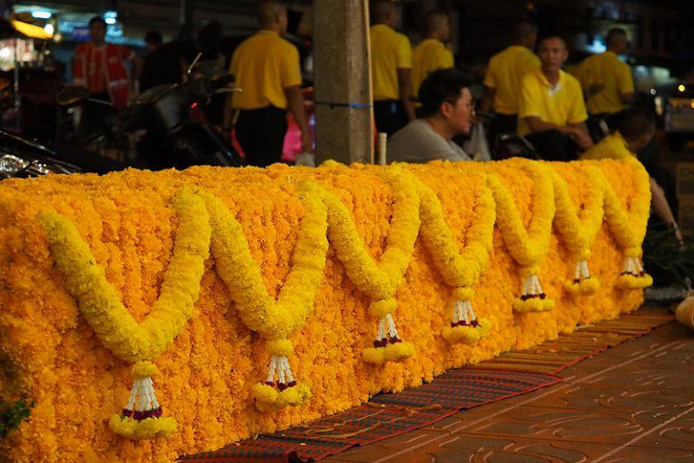 "ชาวปากคลองตลาด" จัดดอกไม้ตระการตารับเสด็จ "ปั่นอุ่นไอรัก"