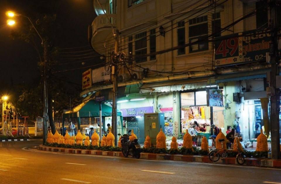 "ชาวปากคลองตลาด" จัดดอกไม้ตระการตารับเสด็จ "ปั่นอุ่นไอรัก"