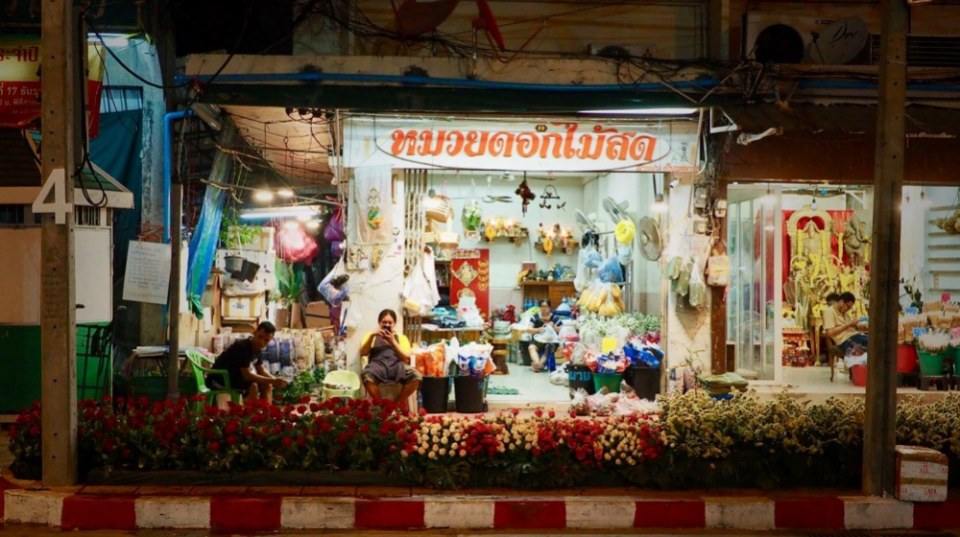 "ชาวปากคลองตลาด" จัดดอกไม้ตระการตารับเสด็จ "ปั่นอุ่นไอรัก"