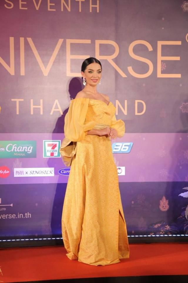 Miss Universe 2018 งามสวยสง่าในชุดราตรีผ้าไหมไทย จากงาน Thai Night