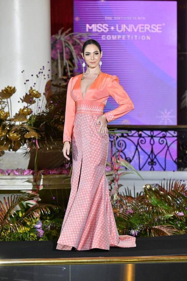 Miss Universe 2018 งามสวยสง่าในชุดราตรีผ้าไหมไทย จากงาน Thai Night