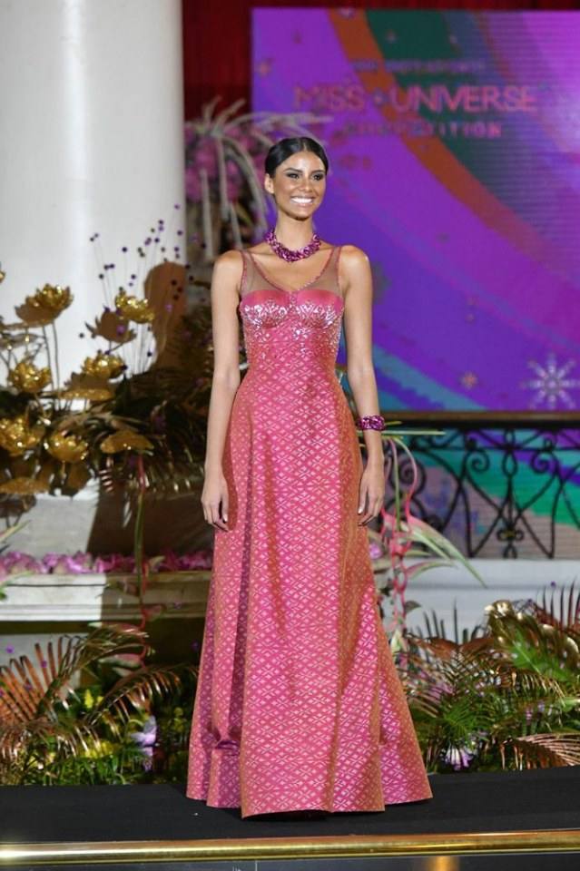 Miss Universe 2018 งามสวยสง่าในชุดราตรีผ้าไหมไทย จากงาน Thai Night