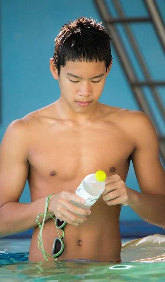 ริมสระว่ายน้ำ