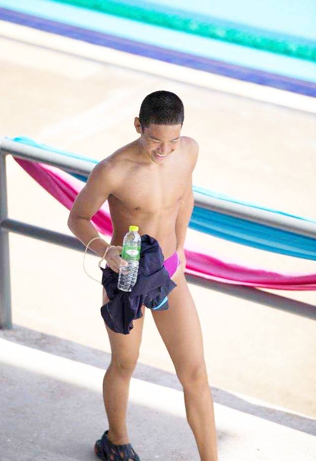 ริมสระว่ายน้ำ
