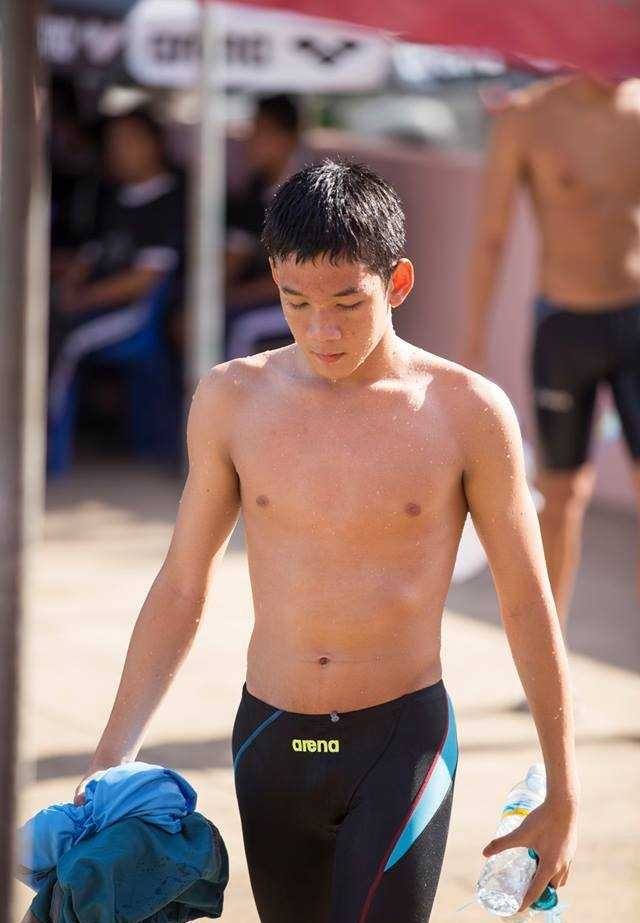 ริมสระว่ายน้ำ