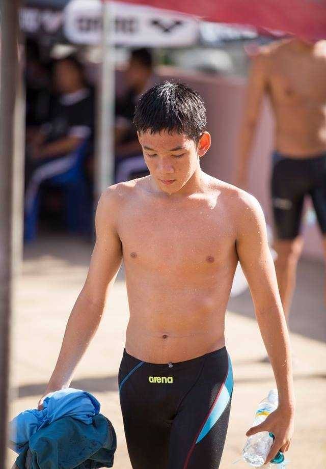ริมสระว่ายน้ำ
