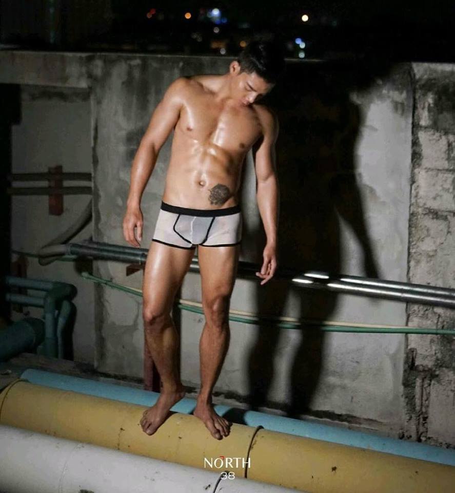 หนุ่มหล่อขึ้นปก 75