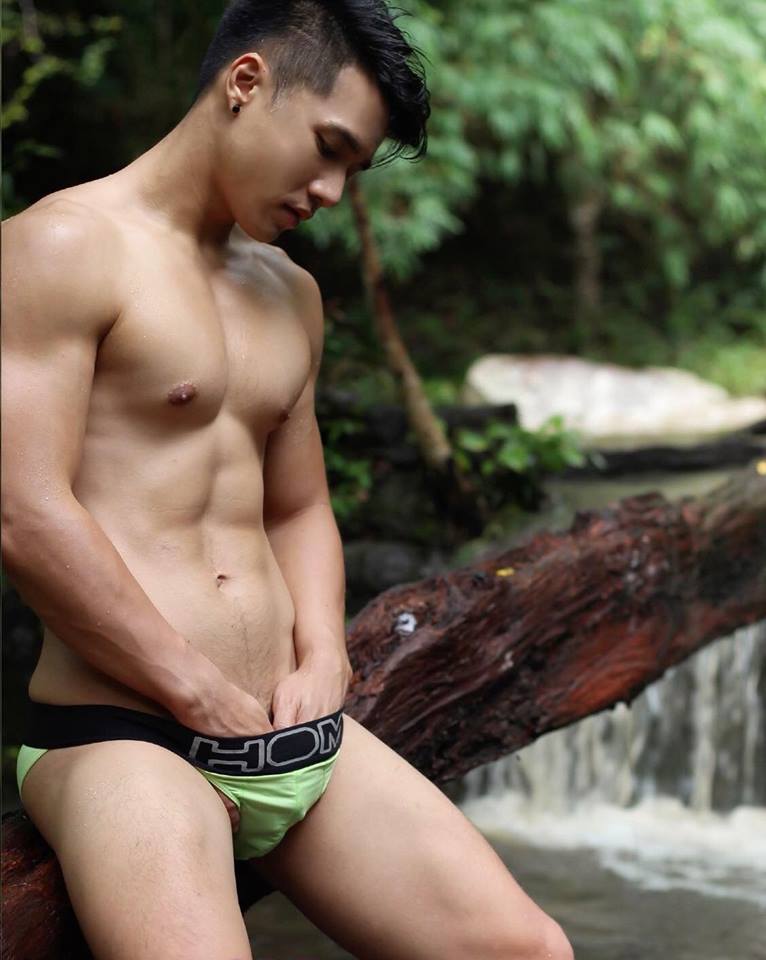 หนุ่มหล่อขึ้นปก 77