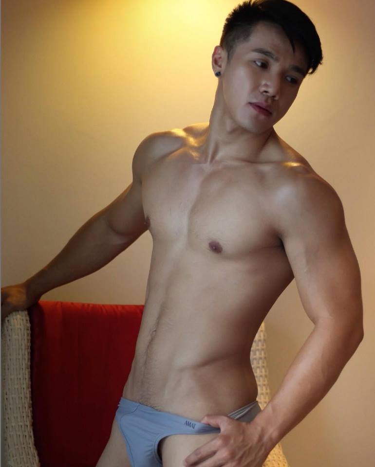 หนุ่มหล่อขึ้นปก 77