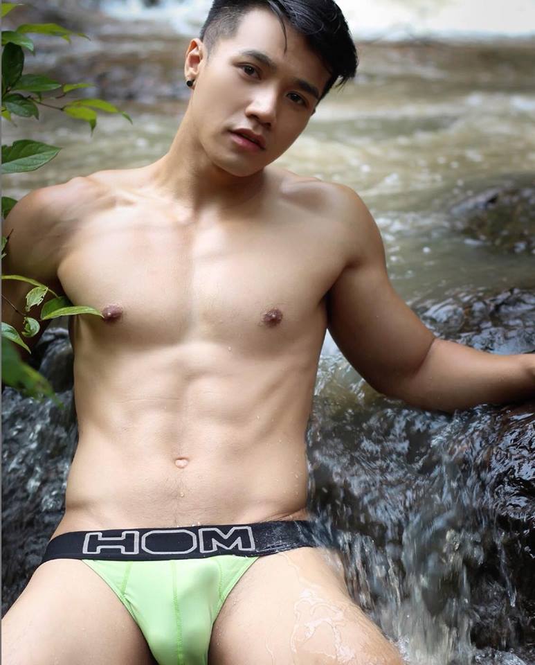 หนุ่มหล่อขึ้นปก 77