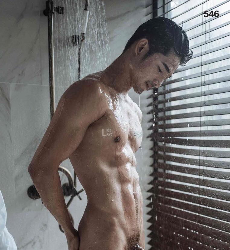 หนุ่มหล่อขึ้นปก 81
