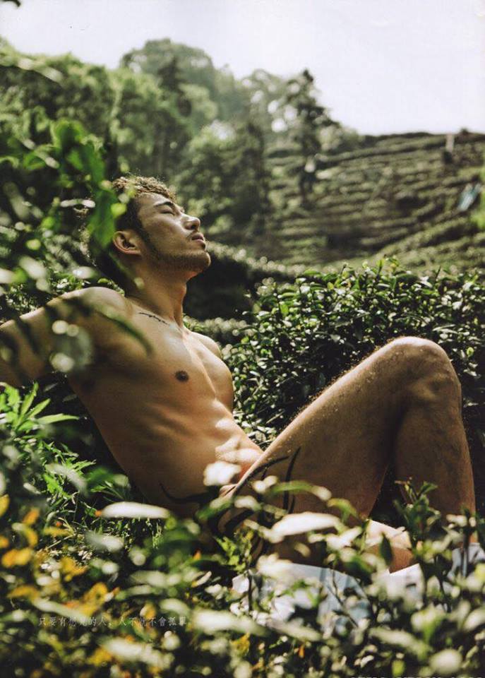หนุ่มหล่อขึ้นปก 84