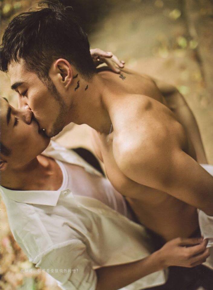หนุ่มหล่อขึ้นปก 84