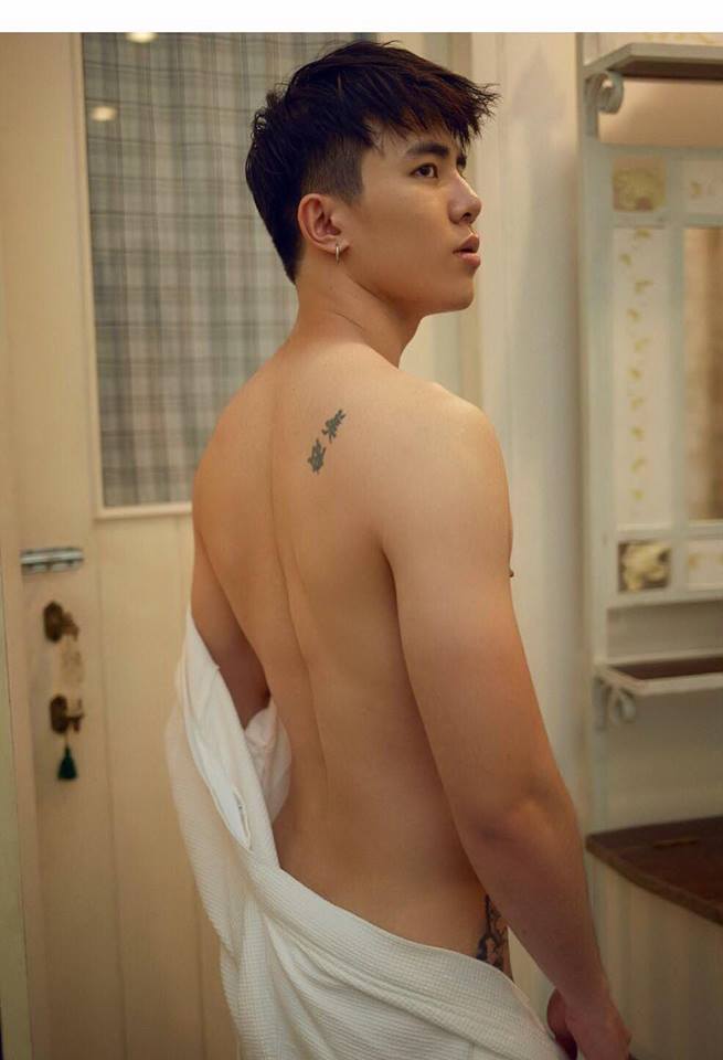 หนุ่มหล่อขึ้นปก 85