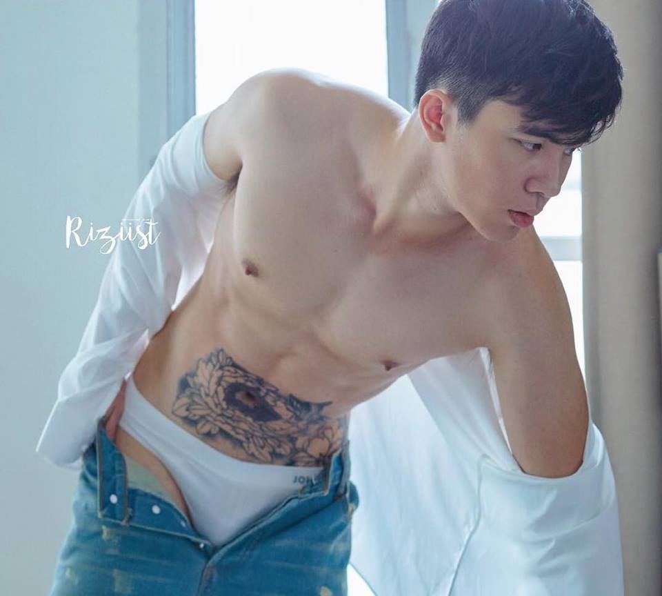 หนุ่มหล่อขึ้นปก 85