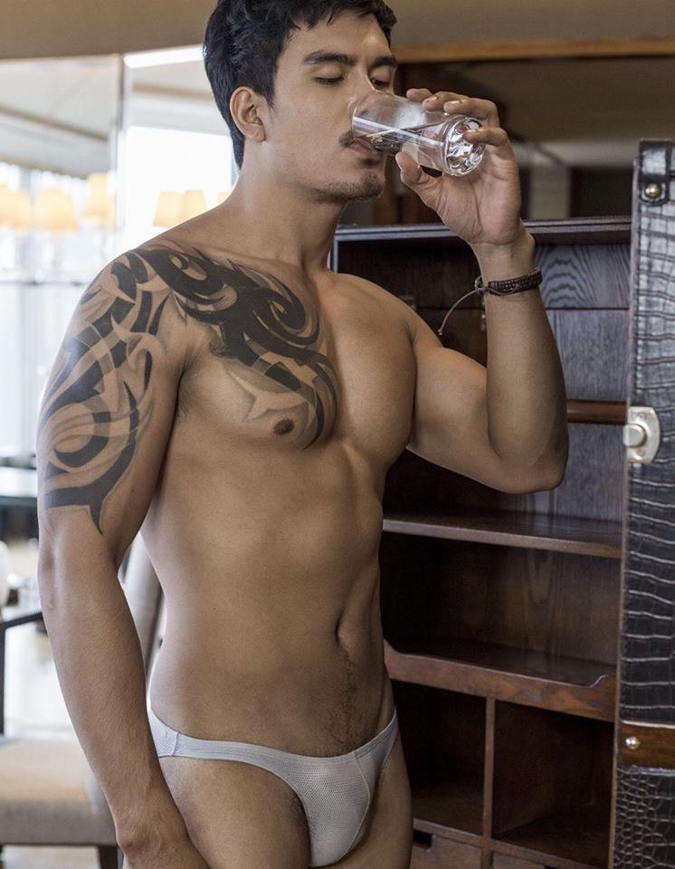 หนุ่มหล่อขึ้นปก 97