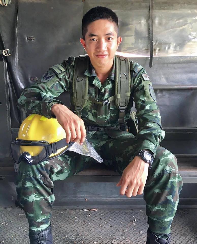 หนุ่มหล่อในเครื่องแบบ 2