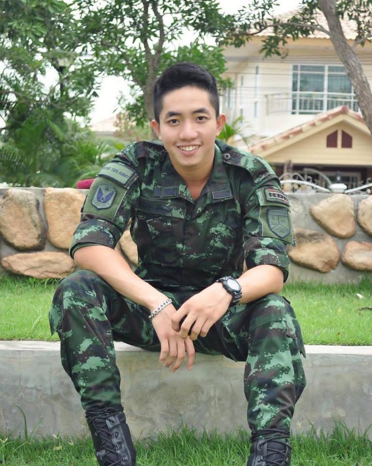 หนุ่มหล่อในเครื่องแบบ 2