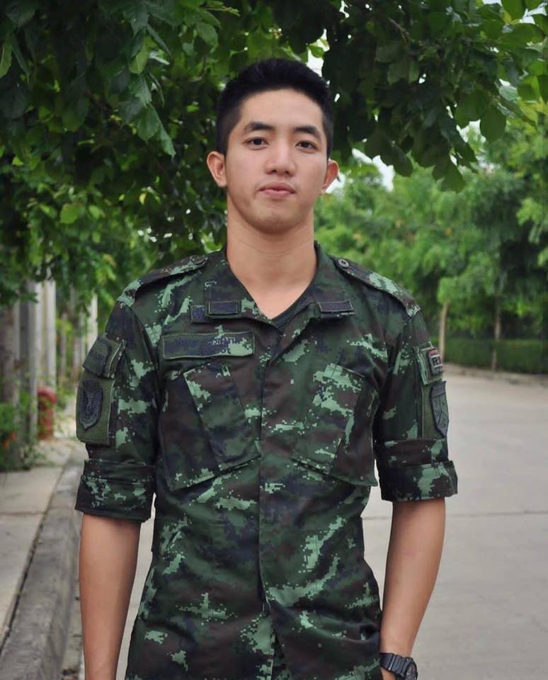 หนุ่มหล่อในเครื่องแบบ 2
