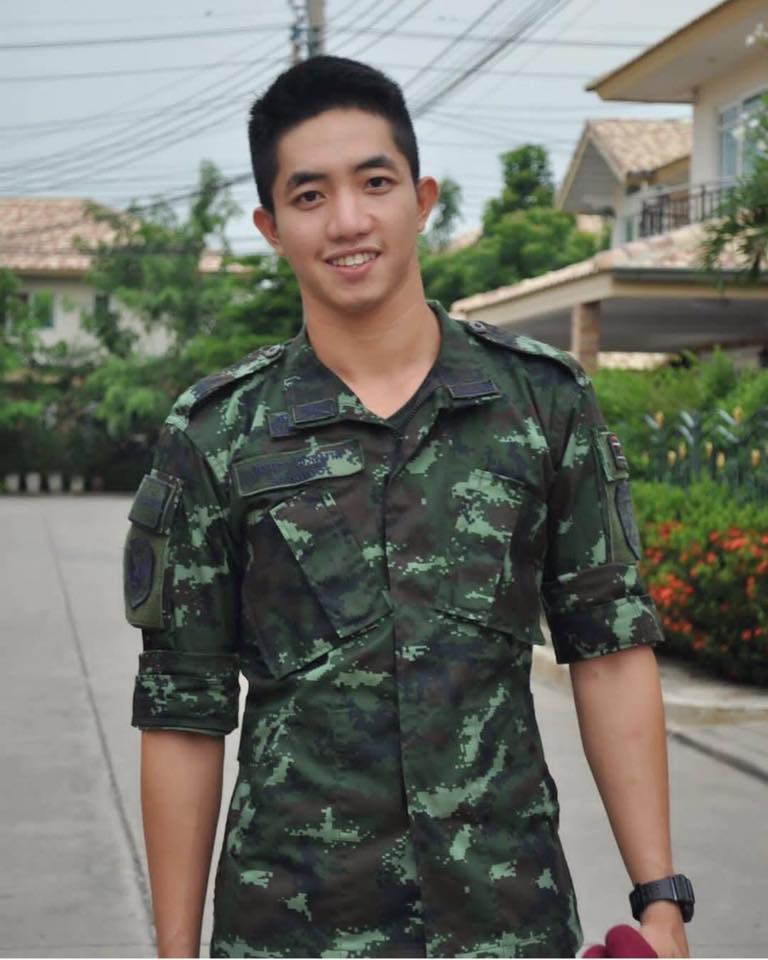 หนุ่มหล่อในเครื่องแบบ 2