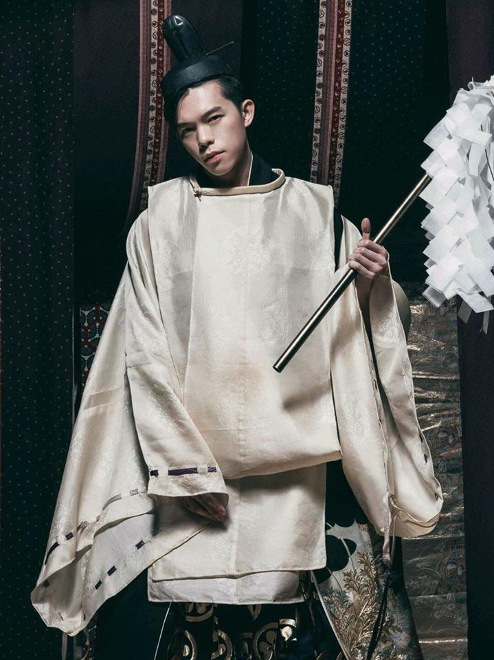 หนุ่มหล่อขึ้นปก 103
