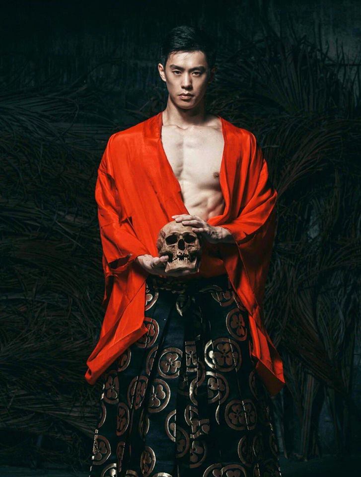 หนุ่มหล่อขึ้นปก 103
