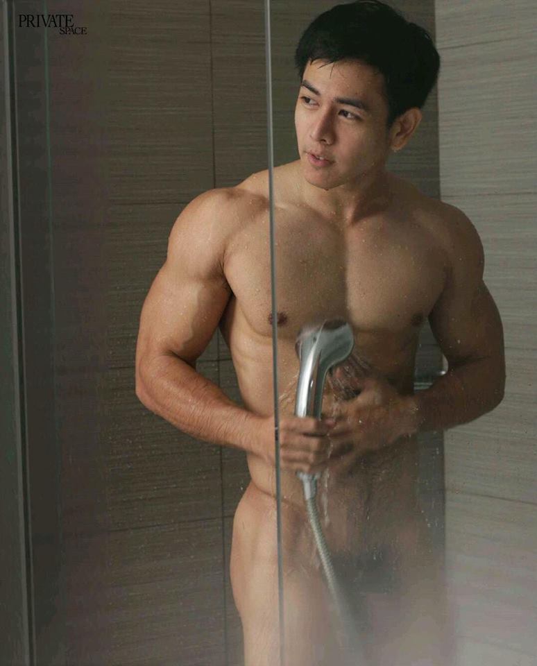 หนุ่มหล่อขึ้นปก 104
