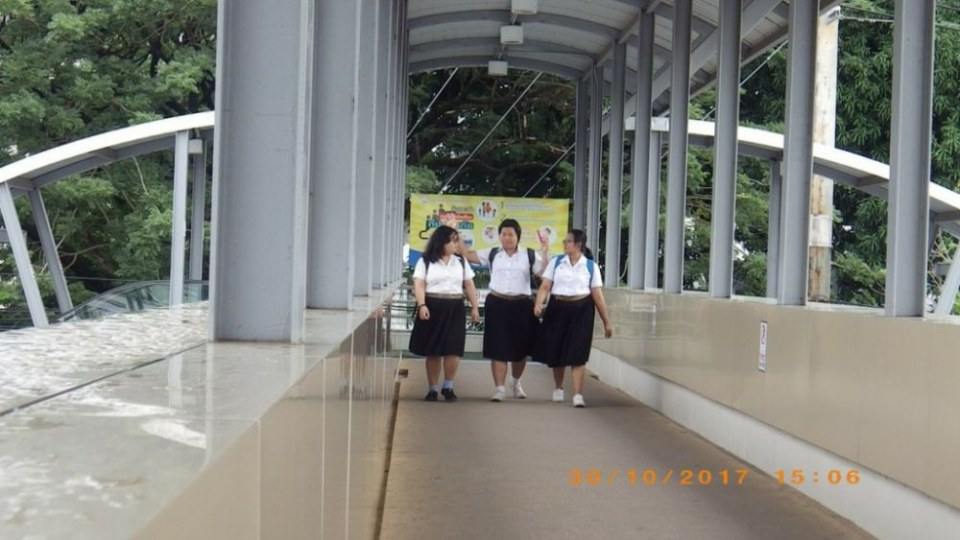 บนสะพานข้ามถนน หน้า ม.อ.