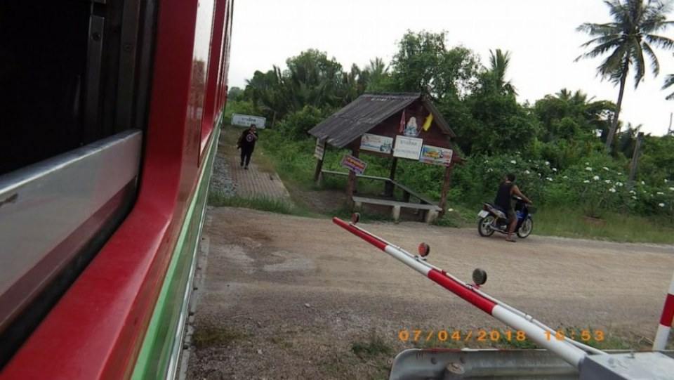 ข้างทางรถไฟสายแม่กลอง(ช่วงบ.แหลม ไป บ.กาหลง)
