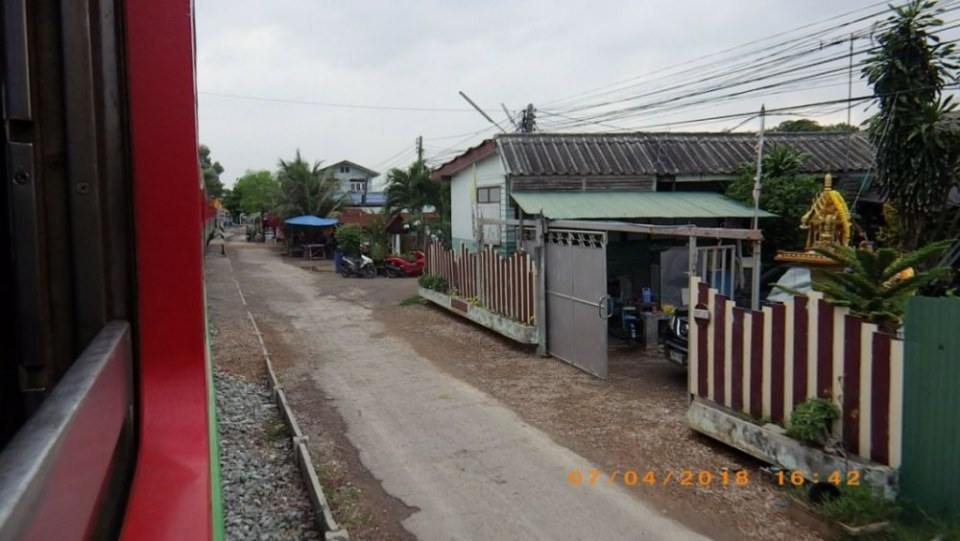 ข้างทางรถไฟสายแม่กลอง(ช่วงบ.แหลม ไป บ.กาหลง)