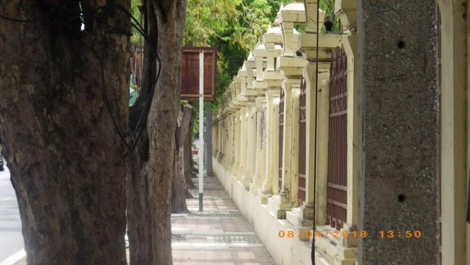รั้วด้านนอก ติดถนนใหญ่
