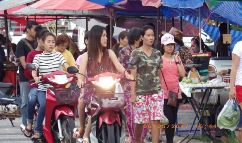 ผ่านตลาดนัด