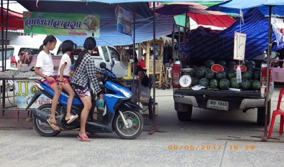 ตลาดนัดนาบอน วันเสาร์