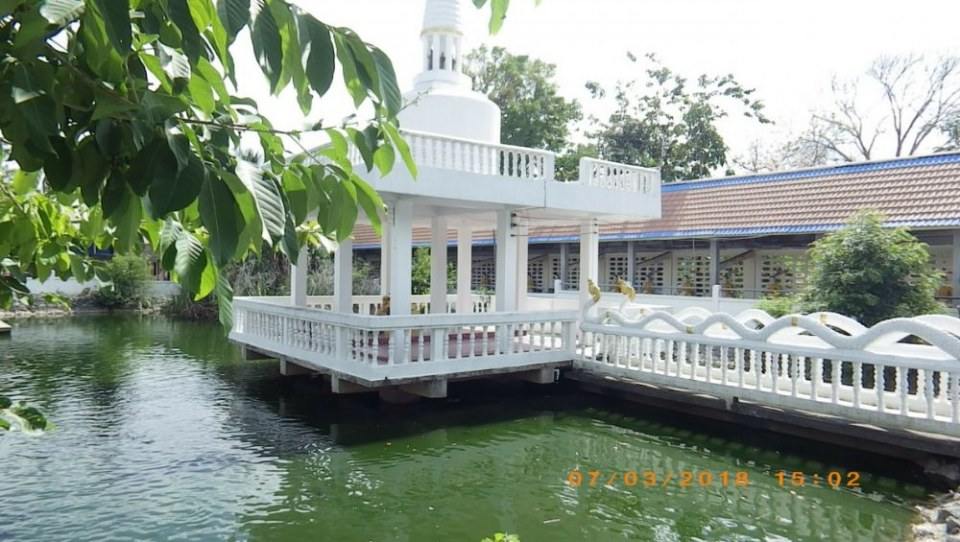 หลังวัด