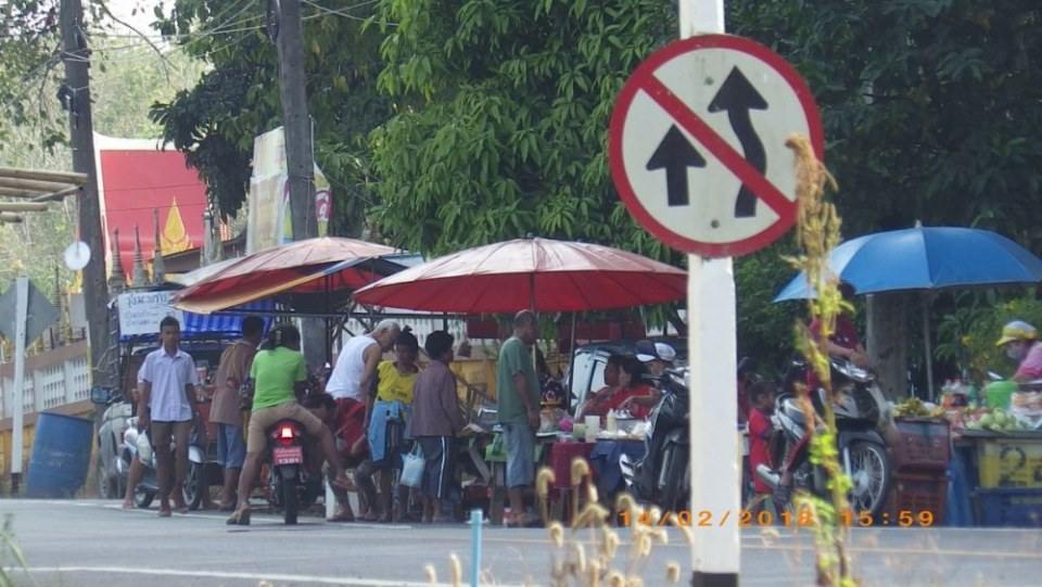 ตลาดนัดหน้าวัด