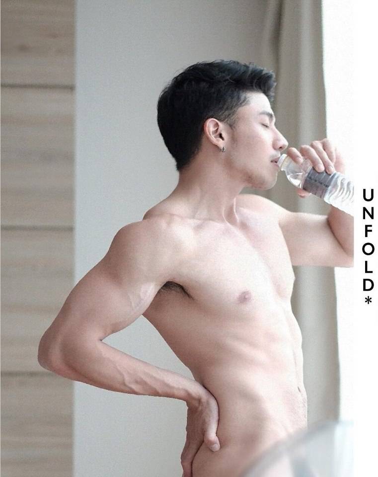 หนุ่มหล่อขึ้นปก 111