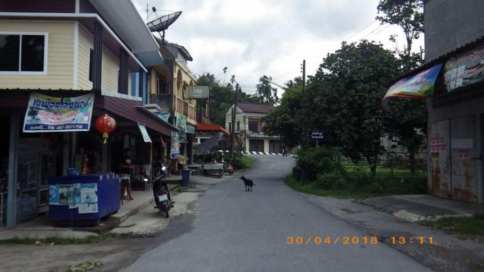 หลังสถานีรถไฟ มีถนนผ่าน