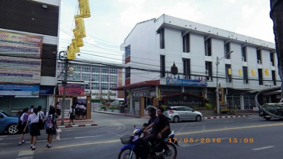 ้ด้านหน้าวิทยาลัยอาชีวศึกษา