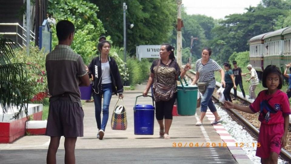 สาวแม่ค้า รอเปลี่ยนขบวนรถไฟ
