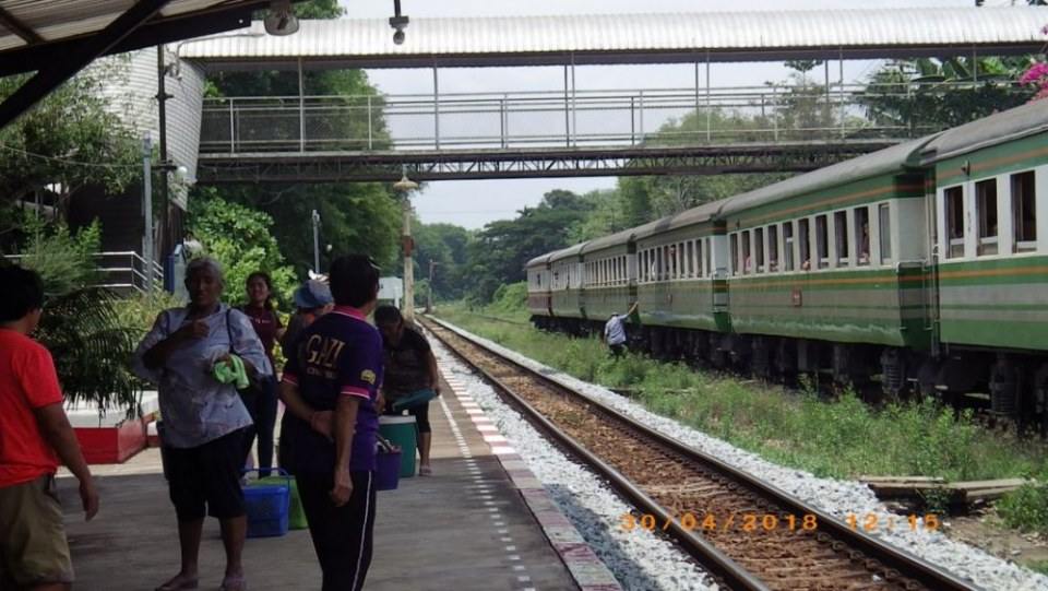 รางที่ ๒ ขาขึ้น รอสับรางรถไฟขาล่องใต้