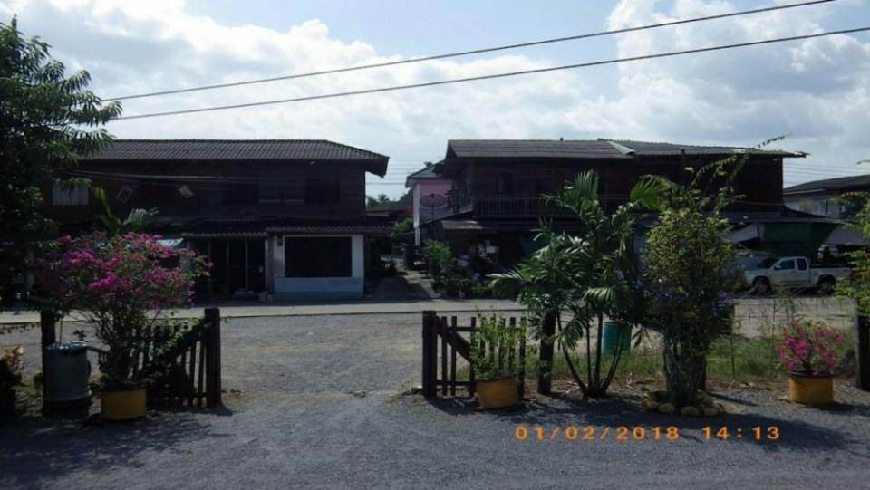 บ้านเรือน หลังสถานีรถไฟ
