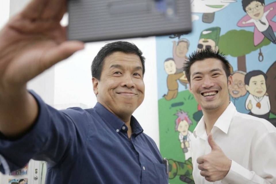 คุณ ธนาธร จึงรุ่งเรืองกิจ หัวหน้าพรรคอนาคตใหม่.