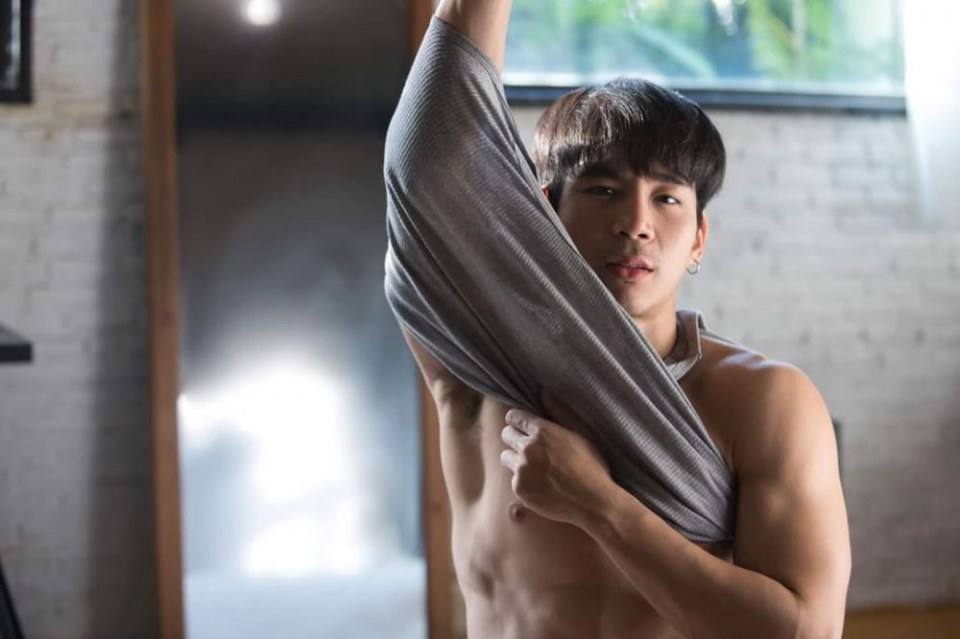 หนุ่ม เอิร์ล คนนี้ หล่อทุกอิริยาบถ